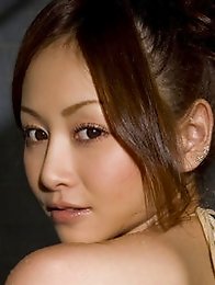 Busty gravure idol babe showing of her perfect figure in lingerie