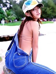 Kamata Natsumi Asian in sexy bath suits is playful at the beach