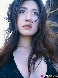 Sensual asian beauty Haruna Yabuki seduces in her skimpy bikini