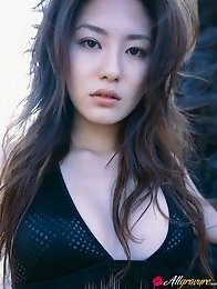 Steamy babe Haruna Yabuki looks incredible in her bikini
