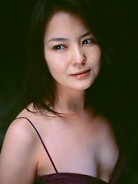 Captivating gravure idol chick enchants in her black lingerie