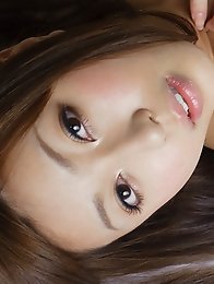 Sexy japan av idol Kaori Sakura get naked in a bedroom