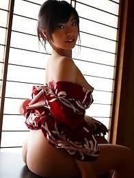 Cute japanese lady Saya Yukimi posing in kimono