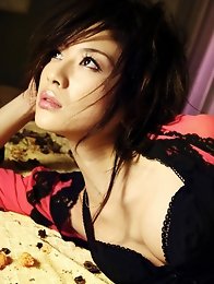 Incredibly sensual gravure idol babe seduces in black lingerie