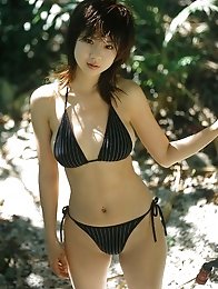 Aki Hoshino naughty bikini babe posing by the pool
