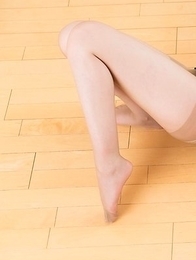 Leggy and horny hottie Aya Kisaki masturbates and gives a pantyhose job