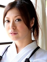 Kendo girl Jun Sena showing off