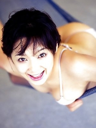 Nami Ishibashi reveals hot body in white lingerie for you