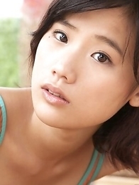 Yuzuki Hashimoto in bra and short jeans is hot like summer