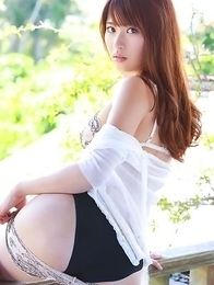 Saki Yamaguchi puts shower water on her big cans over bra