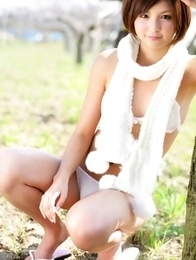 Rina Nagasaki comes in white lingerie to play in nature